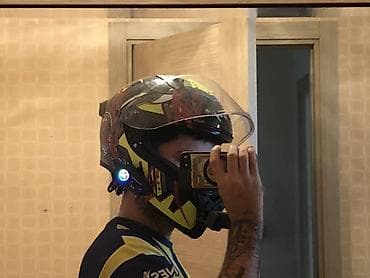 Məhsul: Vega tam üzlü motosiklet dəbilqəsi. Sağ tərəfdə