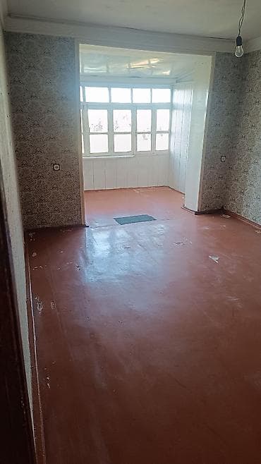Kirayə 2 otaq ev verilir. Ev orta təmirlidir. Uzun müddətə verilir. Ev