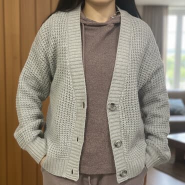 divan ucun ortukler: Qadın geyim dəsti 1) Boz kardiqan - Klassik V yaxalı, enli rezinli — 1