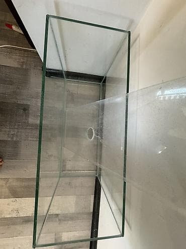 Şüşə akvarium satılır. Düzbucaqlı formalı, şəffaf şüşədən yığılmış
