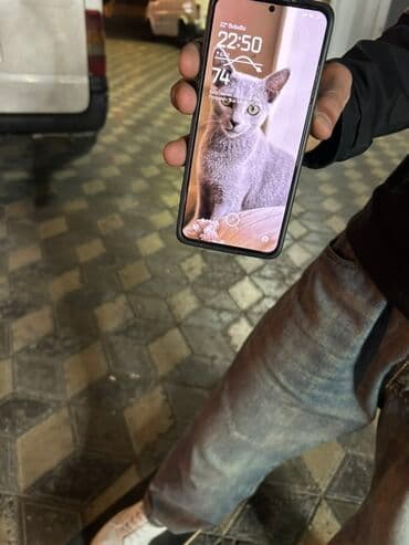 galaxy s6 edge: Smartfon – böyük ekranlı, ön kameranın mərkəzi “punch‑hole” kəsiyi — 3