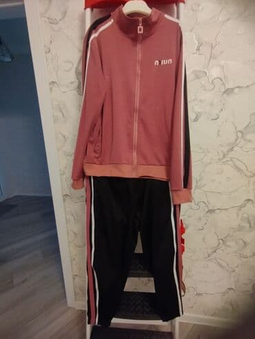 İdman kostyumu – 2 hissə - Yuxarı hissə: toz-çəhrayı rəngdə, tam ön