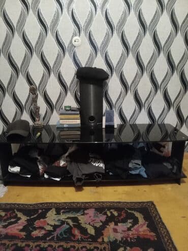 Düz TV altlığı, Polkalı, Şüşəli