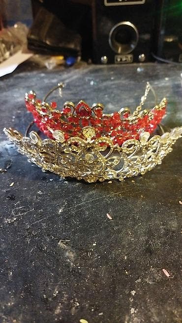 Zərif bəzəkli tiaralar dəsti - Model 1: Qırmızı daşlarla işlənmiş