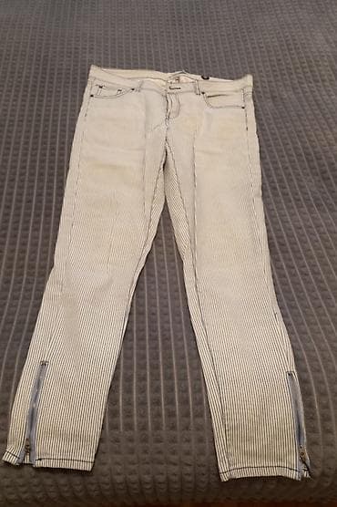 klasik şalvar: Açıq rəngli, incə şaquli zolaqlı şalvar. Klassik beşcibli dizayn (iki — 1