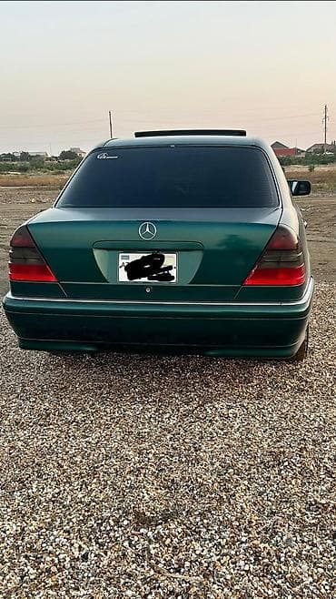 Mercedes-Benz C-Sinfi sedan (W202) – tünd yaşıl rəng, bej dəri salon