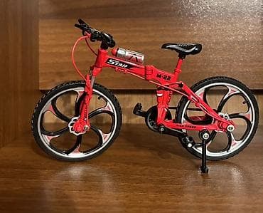 Qırmızı rəngdə mini velosiped modeli – dekor və kolleksiya üçün