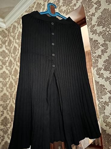 Qara rəngdə, trikotaj materialdan qadın ətəyi. - Dizayn: şaquli