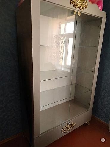 Şüşəli dolab vitrini