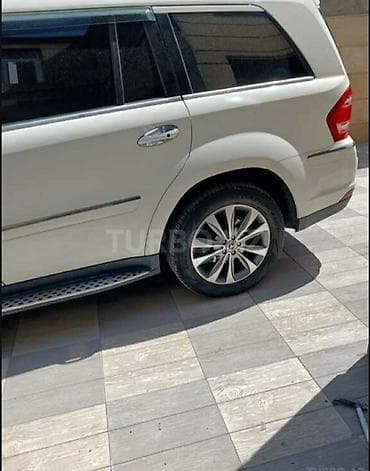 byd təkər: Mercedes-Benz GL-Class (ağ rəng, tam ölçülü SUV) Xüsusiyyətlər: - — 2