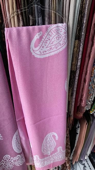 boyun kemeri: Şal/örtü – çəhrayı rəng, ağ paisley (buta) naxışlı. - Material — 1