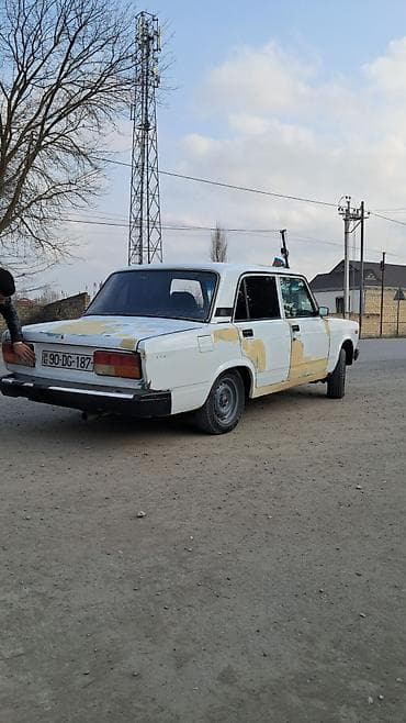 азербайджан авто: VAZ 2107, ağ rəng, sedan kuzov. Texniki xüsusiyyətlər: - Arxa — 2