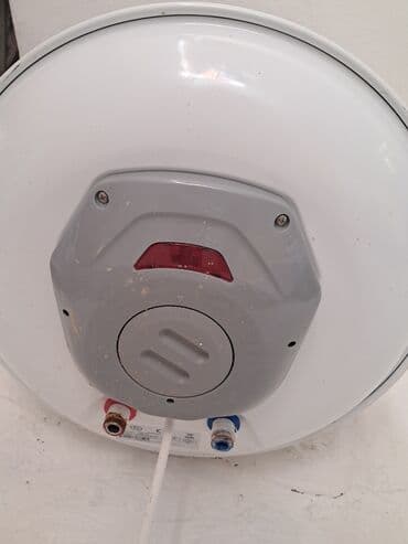 32 lik kombi: Ağ rəngli silindrik su qızdırıcısı, məişətdə istifadə üçün nəzərdə — 1