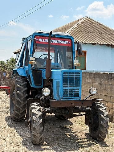 traktor şin: Mavi rəngli təkərli kənd təsərrüfatı traktoru, kabinalı. Ön və arxa — 1