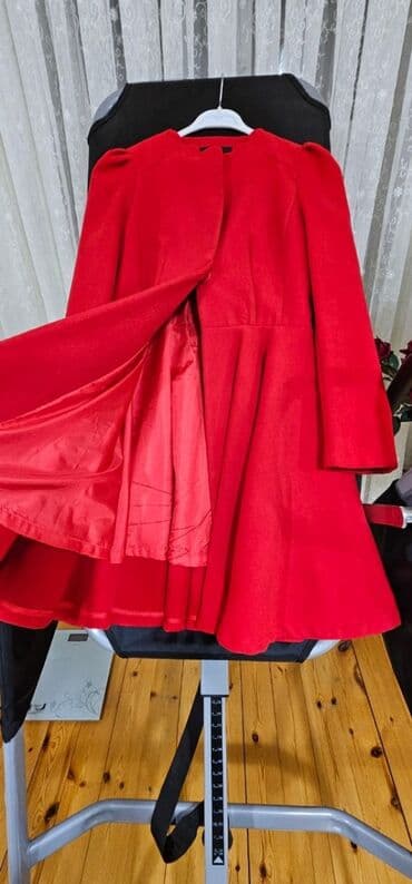 525 prob qizil: Palto ela vaziyyatda. Al qırmızı rəngdə, kəməridə var. Ətəyi kloşdur — 4