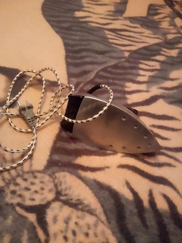 köz ütüsü: Klassik elektrik ütüsü - Kompakt ölçülü, metal altlıq və plastik — 2