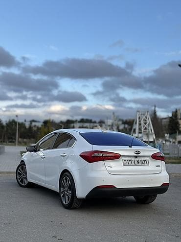 190 maşın: Kia Cerato sedan – ağ rəng, aerodinamik korpuslu, şəhər və magistral — 3
