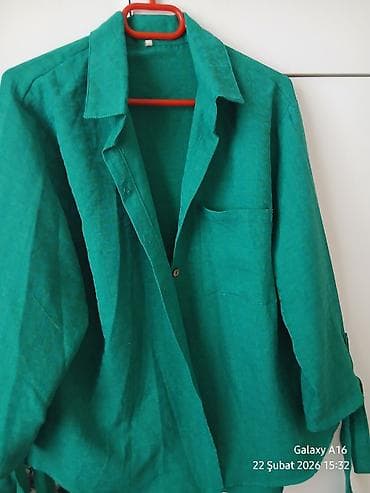 Qadın köynəyi – zümrüd yaşılı rəngdə, hafif teksturalı parça. - — 2