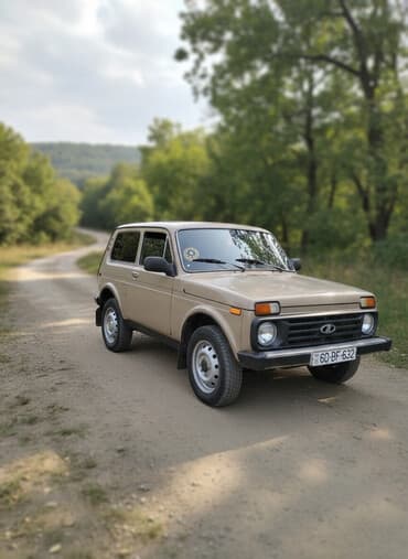 korobkalar vaz: VAZ Lada Niva 3 qapılı off-road avtomobili - Kuzov rəngi: bej - Ban — 2