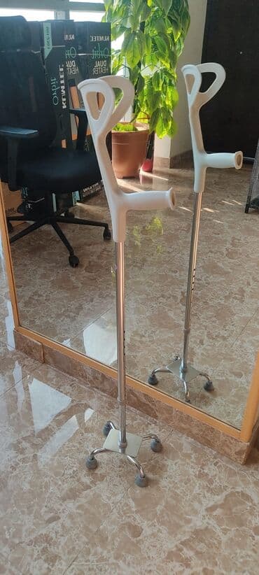 Yerimək üçün arabalar, çəliklər, əsalar, rollatorlar: Əsa Mağazadan əldə etmək mümkündür Qiymət çeşidinə göre dəyişir — 4