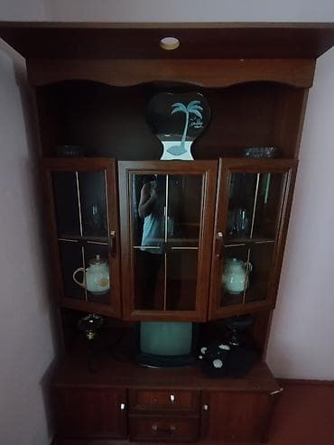 tv set mebel: Klassik üslubda qonaq otağı üçün vitrinli TV stendi - Material: tünd — 1