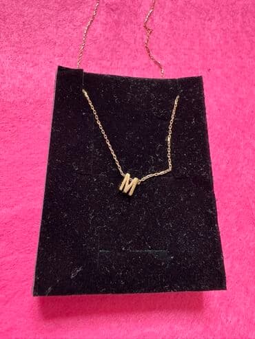 gümüş boyunbag: Zərgərlik seti – 4 fərqli boyunbağı - Qızılı rəngdə zəncir və “M” — 1