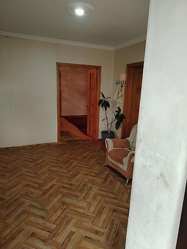 gencede ev: Satılır: 4 otaqlı həyət evi Xüsusiyyətlər: - Geniş zal: yemək masası — 6