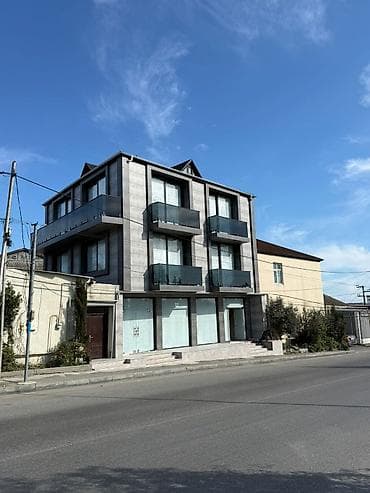 Kommersiya obyektləri üçün geniş vitrinli, müasir fasadlı bina