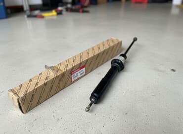 w203 amortizator: Toyota / Arxa Amortizator (Original) 🔩 Uyğunluq: Toyota və Lexus — 1