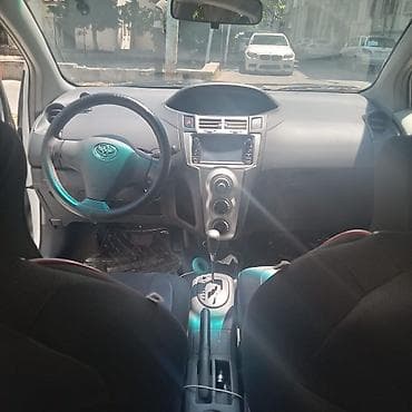 benzin ceni: Toyota Yaris 5 qapı, ağ rəngdə hatchback. Mühərrik və texniki — 9