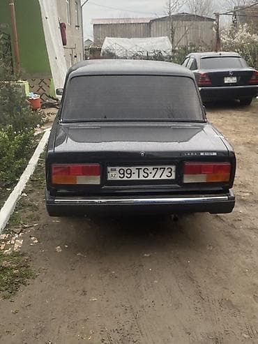chevrolet volt salon: LADA 2107 sedan – klassik dizaynlı, qara rəngdə. Xüsusiyyətlər: - — 2