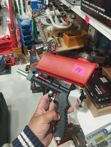 qumlama makinası: Qara rəngli tutacağı və qırmızı rəngli qabı olan əl qumlama aparatı — 1