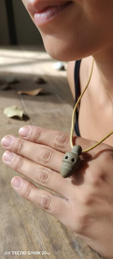 altı qırmızı ayaqqabı: Əl işi boyunbağı asılqanı - Material: keramika/təbiyi çay daşı — 2