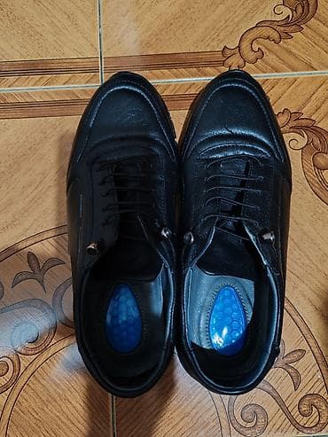 Ayaqqabılar: Qadın ayaqqabıları – 2 cüt 1) Qara dəri bağlamalı ayaqqabı - — 1