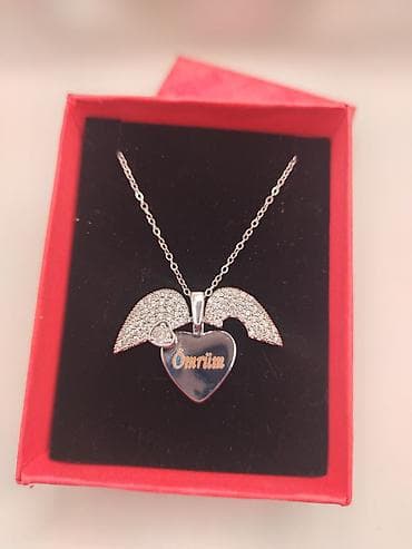 Zərif gümüşi zəncir və ikiüzlü ürək medalyonlu boyunbağı lalafo.az -da Zərif gümüşi zəncir və ikiüzlü ürək medalyonlu boyunbağı