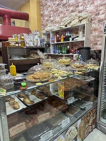 quru vitrin: Tendir levazimatlari satilir. Baglandigi ucun. Soyuducu vitrin — 2