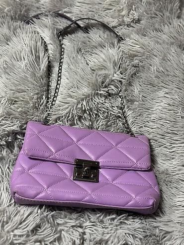 Çantalar: Bənövşəyi əl çantası. İşlənilib. İçinde azca kosmetika lekesi var — 1