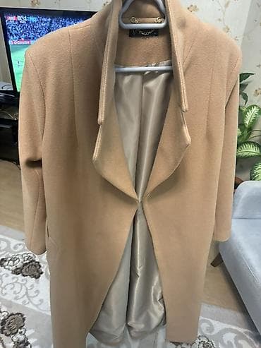 camel: Qadın palto – bej rəng - Klassik dizaynlı, dizə yaxın uzunluqda - — 1