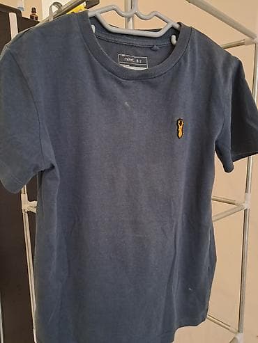 qara bodiklər: Uşaq T‑shirt dəsti – 4 ədəd - Qara T‑shirt: ön hissədə çoxrəngli şir — 3
