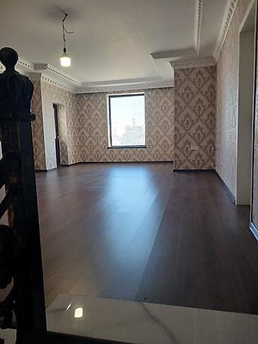 satiq evler: İki mərtəbəli, klassik sütunlu fasadlı geniş fərdi yaşayış evi. ev — 9