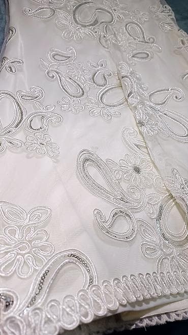 Bir neçe defe geyinilib. Ön hisse bağlı, kürek hisse açigdir. 15 — 6