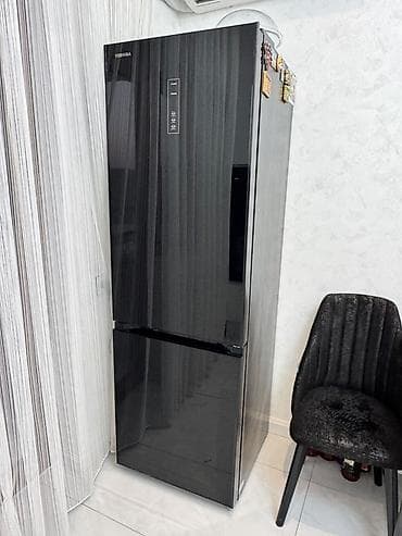 Toshiba iki qapılı soyuducu, qara şüşə ön panel ilə. - Yuxarıda — 2