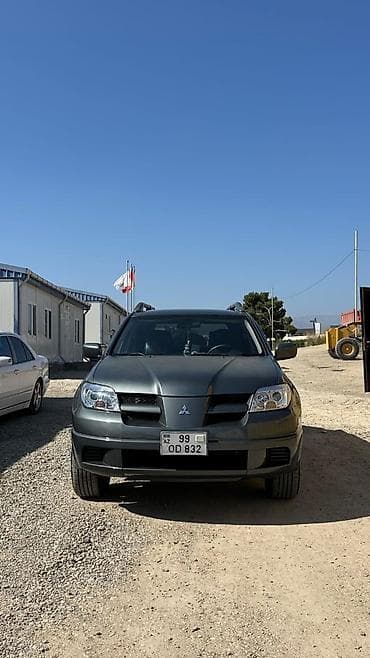 Mitsubishi Outlander – tünd boz rəngdə, 5 qapılı kompakt