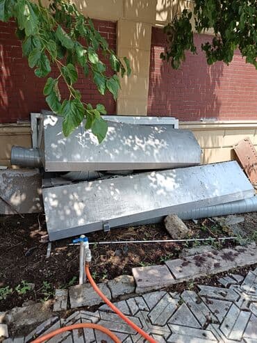 direkler: Gümüşü rəngdə metal havalandırma boruları və dirəkləri. Bu — 1