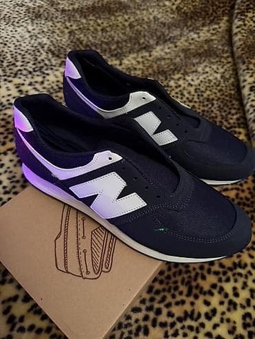 ağ kofta: Idman üslublu kişi krossovkası - Rəng: tünd göy/qara üstlük, ağ detal — 3