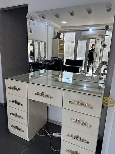 heyet ucun masa: Vizaj masası (salon üçün) - İki tərəfli çekmece bloku: hər tərəfdə 5 — 4