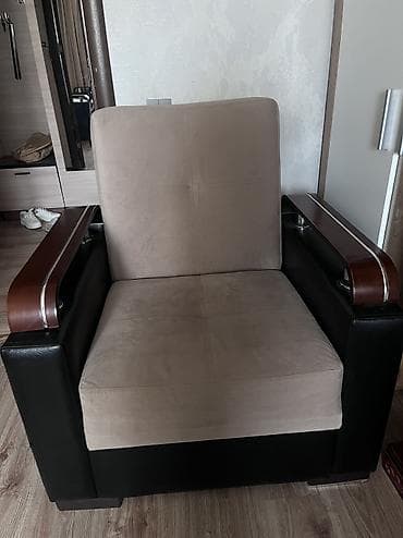 Klassik və rahat kreslo satılır. Bej rəngdə, taxta qol hissələri var