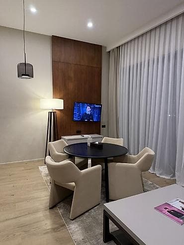 sumqayitda ev: - Açıq planlı qonaq otağı: geniş pəncərə, işıqlı tavan spotları, taxta — 4
