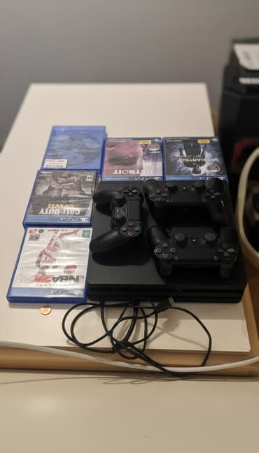 Video oyunlar üçün aksesuarlar: PlayStation 4 slim 1 tb 3 pult yaddasinda :Fc24 Fc25 RDR2 diskler  — 2