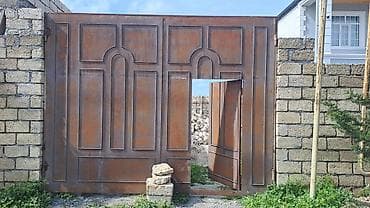 heyet darvazalari: İşlənmiş Dəmir Həyət darvazası, Yana açılan, 4 m, Mexaniki, Qapı ilə, rəng - Qəhvəyi — 2